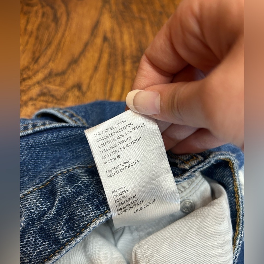 BDG High-Waisted Mom Jean – Distressed - Picture 5 of 9